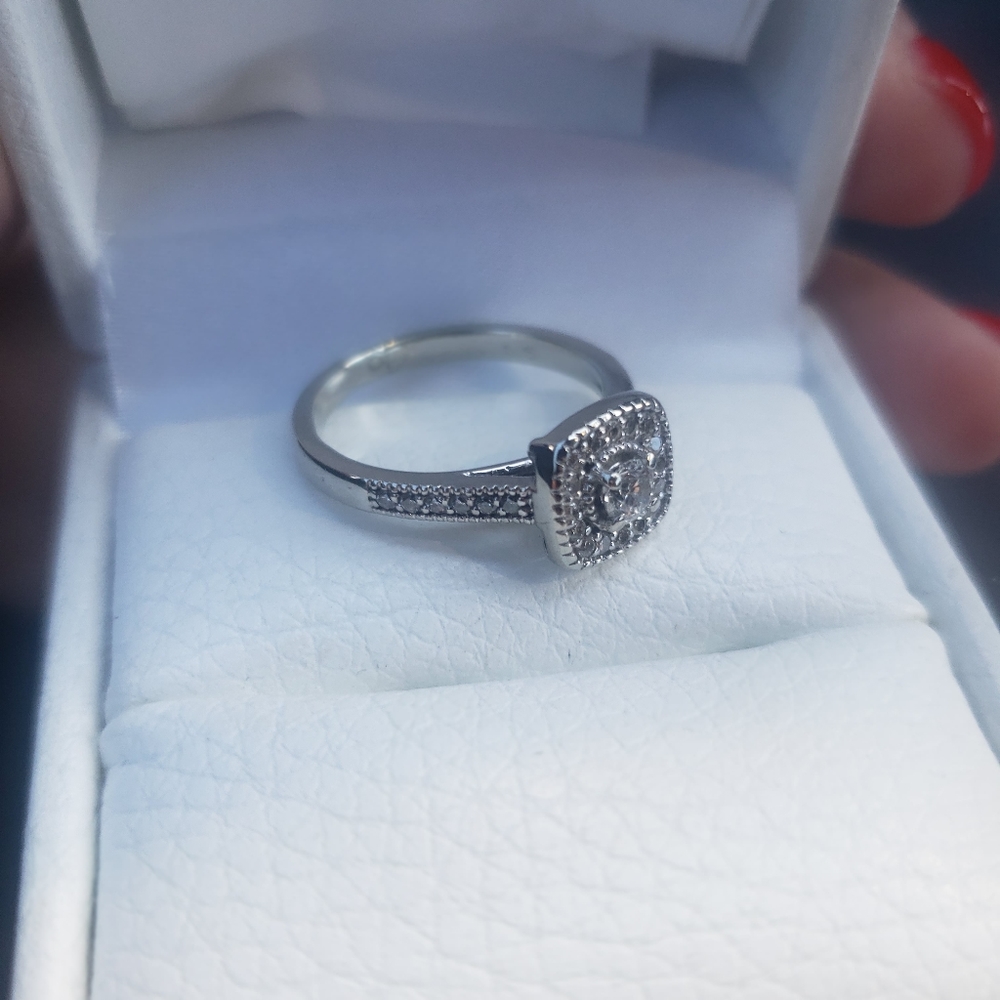 Engagement ring - Picture 3 of 3